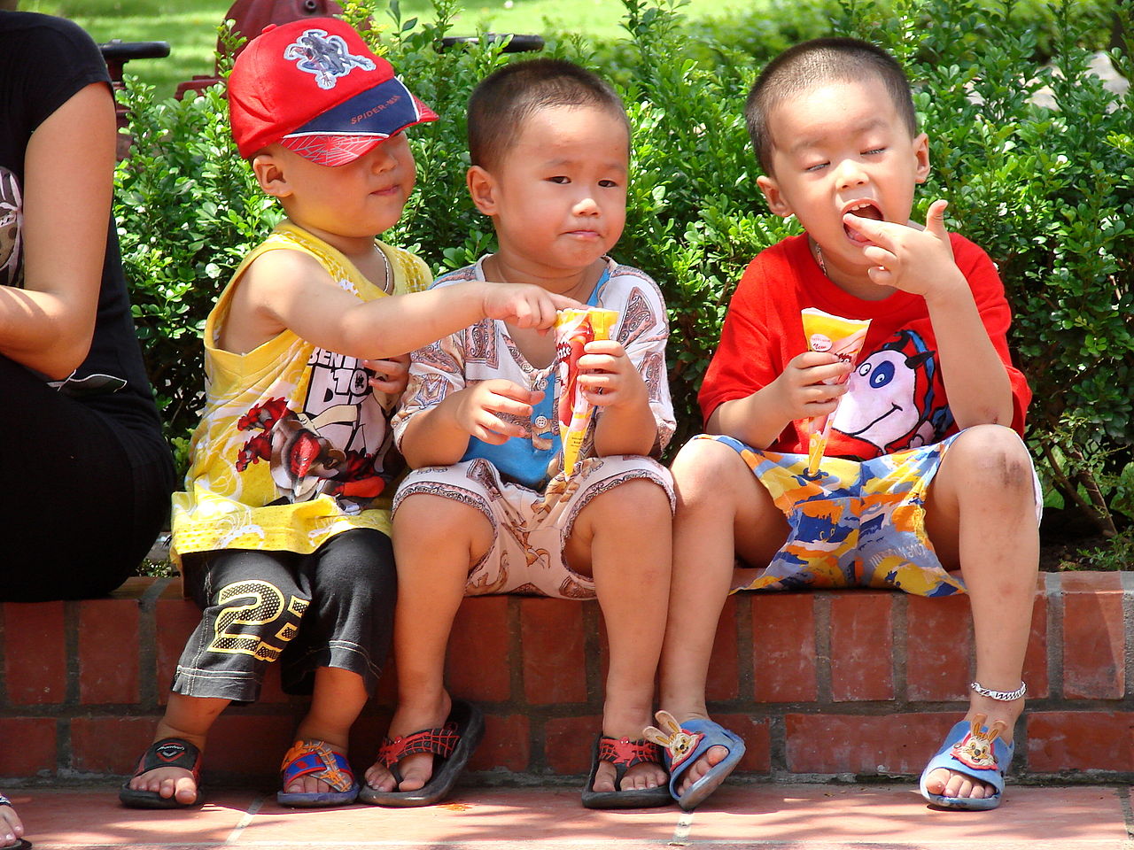 children eating ice cream